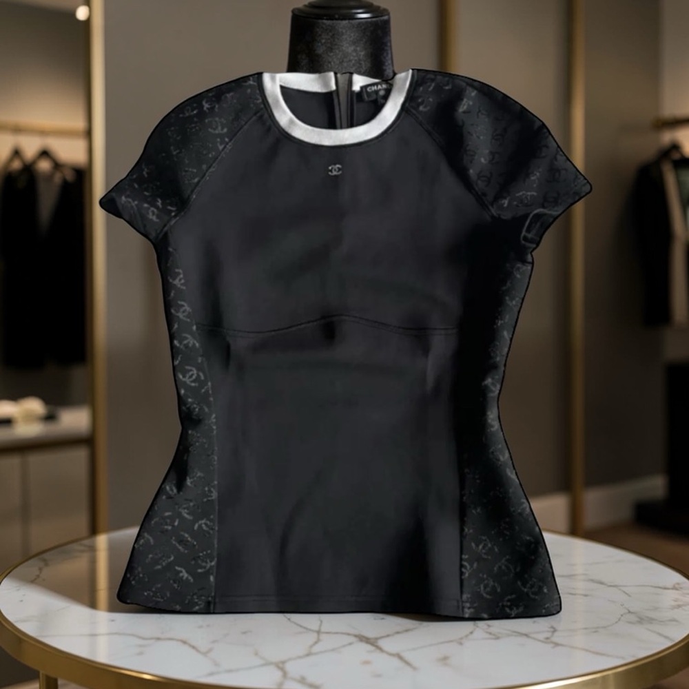 SOLD 🔥🔥🔥🔥.  CHANEL Black Short-Sleeve Top with White Contrast Neck
